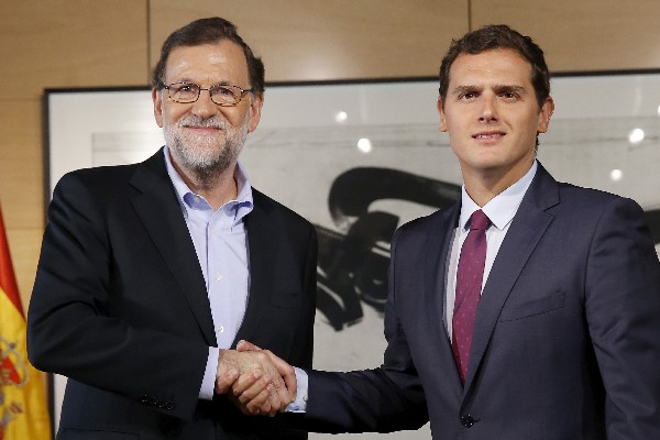 Mariano Rajoy (i) y Albert Rivera se saludan al inicio de la reunión en Madrid. (Foto Prensa Libre: EFE)