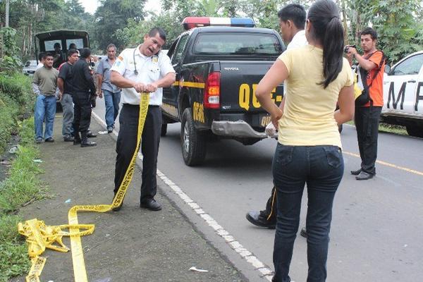 Curiosos observan el lugar donde fue encontrado el cadáver de un hombre, en Colomba. (Foto Prensa Libre: Alexander Coyoy) <br _mce_bogus="1"/>