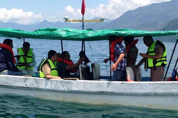 Expertos utilizan equipo especial para realizar estudios en el Lago de Atitlán. (Foto Prensa Libre: Édgar R. Sáenz)