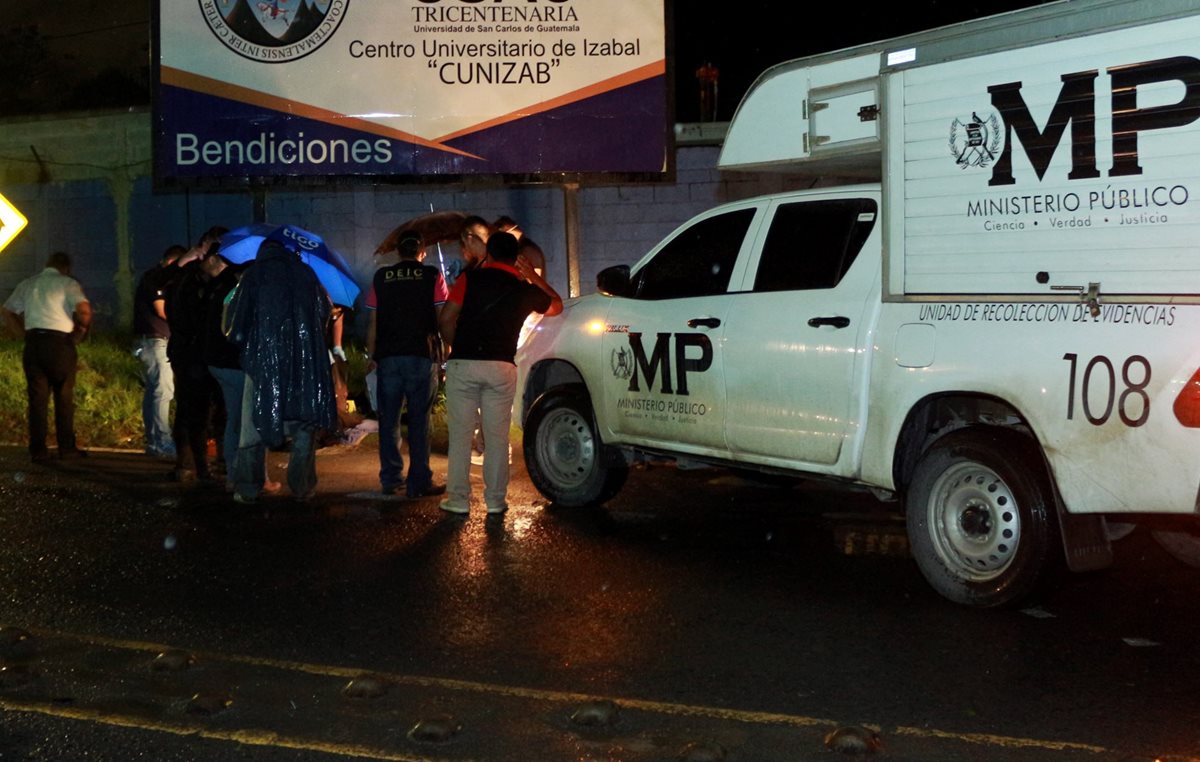 Peritos del MP resguardan el cadáver del guardia de seguridad, Sabino Sacúl, que fue ultimado en el kilómetro 292 de la ruta al Atlántico, Puerto Barrios, Izabal. (Foto Prensa Libre: Dony Stewart)