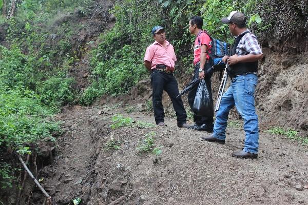 El alcalde Rumualdo Yumán —izq—,  un vecino y a un miembro de su seguridad.