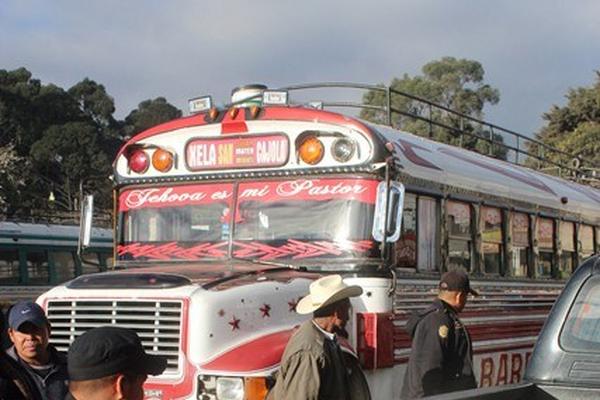 Unidad que conducía Valenzuela, quien fue atacado a balazos en la zona 3 de Quetzaltenango. (Foto Prensa Libre: Carlos Ventura)