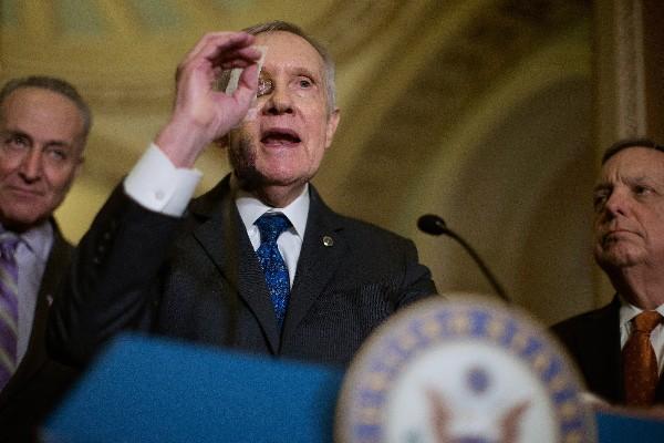 Líder demócrata minoritario del Senado, Harry Reid habla sobre la postura de los demócratas de bloquear la ley que vincula migración con seguridad. (Foto Prensa Libre:AFP)