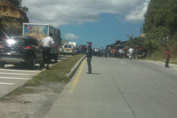 El autobús volcó sobre la cinta asfáltica en Sololá. (Foto Prensa Libre: Usuario de Twitter @Eduardofonistic).