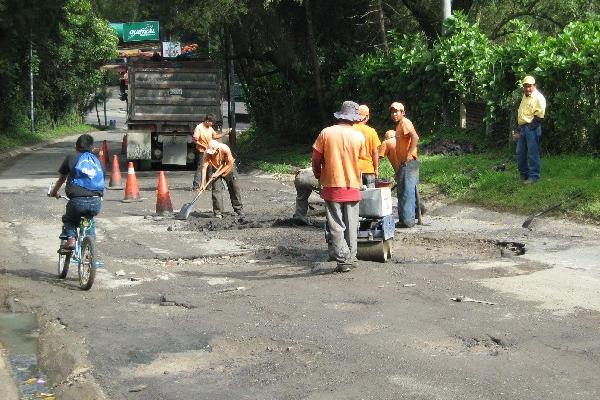 Unas dos mil 500 empresas se inscribieron   en la disputa por 434 contratos para la reparación de carreteras, supervisión y mantenimiento de puentes.