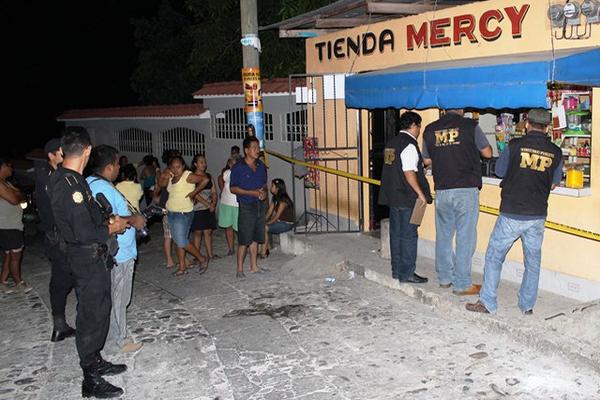 Fiscales del Ministerio Público observan el lugar donde fue ultimada Nora Magalí Suchité Hernández en Gualán, Zacapa. (Foto Prensa Libre: Julio Vargas)