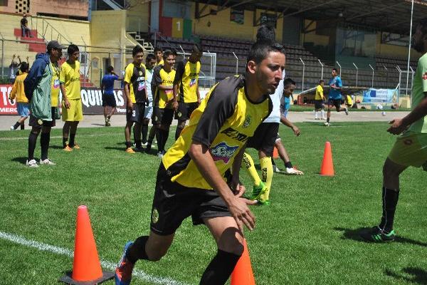 Jonathan Pérez, durante el entrenamiento de ayer. (Foto Prensa Libre: Aroldo Marroquín)