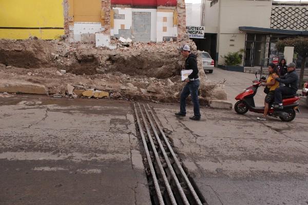 Parte de un tragante    obstruido por desechos.