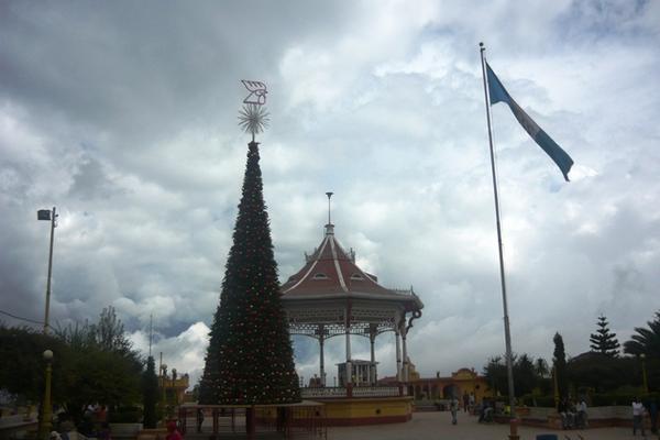 El árbol navideño, instalado por la Cervecería Centroamericana en San Marcos, está listo para ser encendido por primera vez la noche de este sábado. (Genner Guzmán)<br _mce_bogus="1"/>