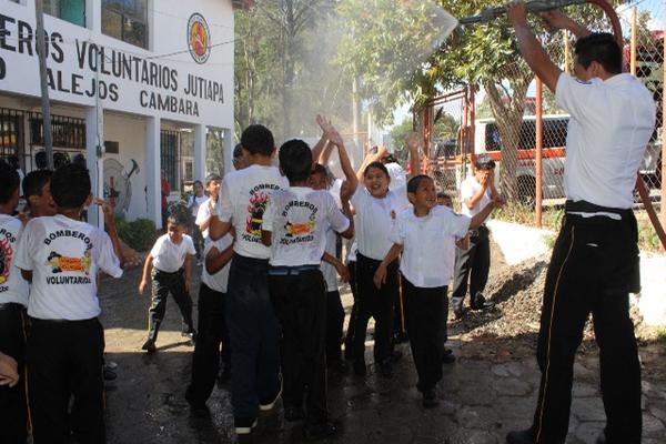 Niñas y niños participantes recibieron el tradicional bautizo en la sede bomberil. (Foto Prensa Libre: Óscar González)<br _mce_bogus="1"/>