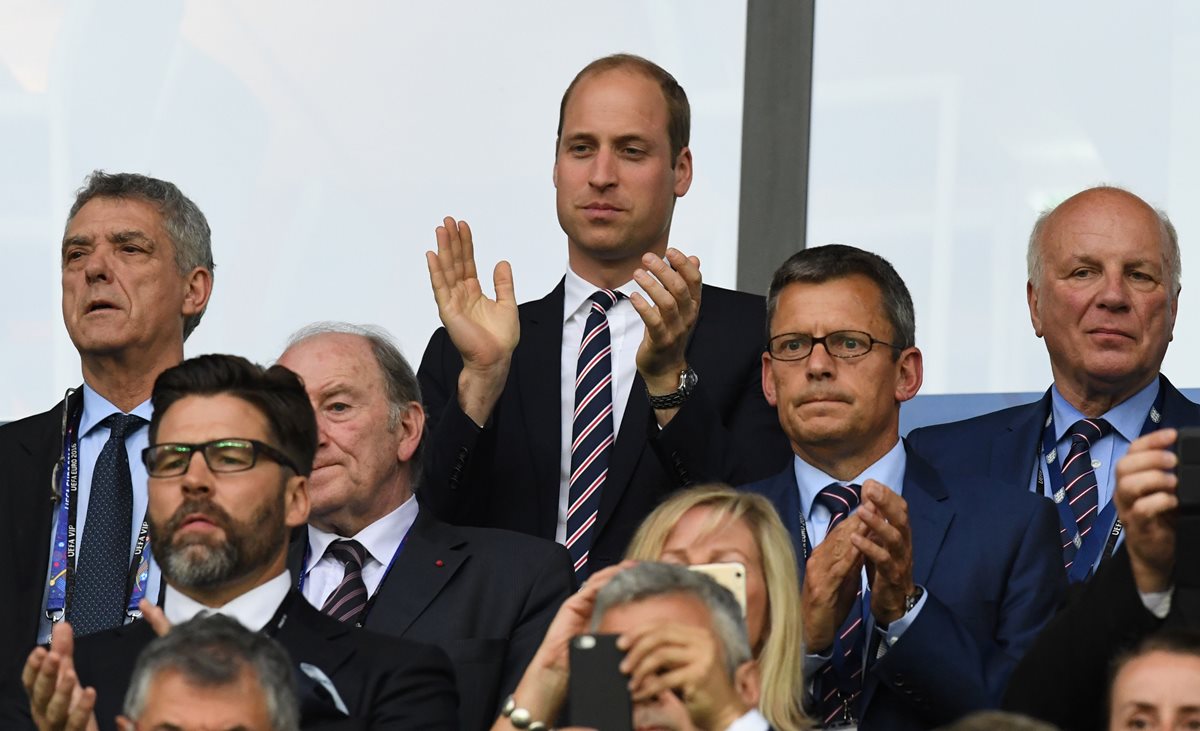 Greg Dyke (aplaude) presidente de la Federación de Futbol de Inglaterra, dijo que la decisión del Reino Unido de abandonar la Unión Europea, afectará al futbol inglés. (Foto Prensa Libre: AFP)