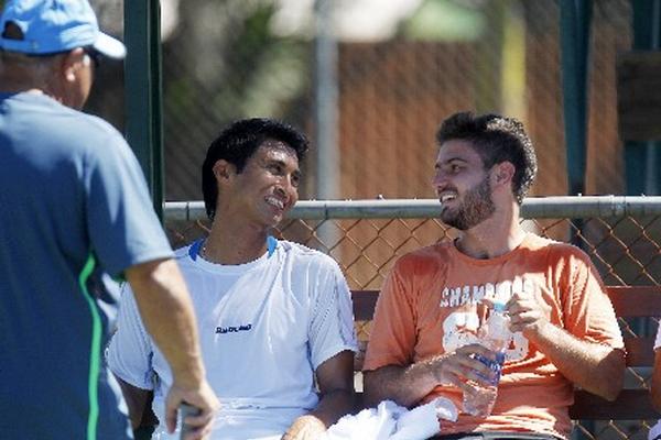 Christopher Diaz y Luciano Ramazini, del equipo guatemalteco, durante el entrenamiento de este lunes. (Foto Prensa Libre: Eduardo González)