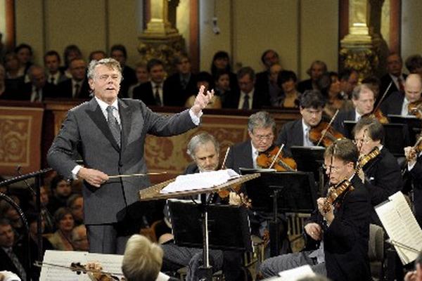 El director letón Mariss Jansons, conduce un ensayo del tradicional Concierto de Año Nuevo que la Filarmónica de Viena ( FOTO: EFE/ANDREAS PESSENLEHNER)