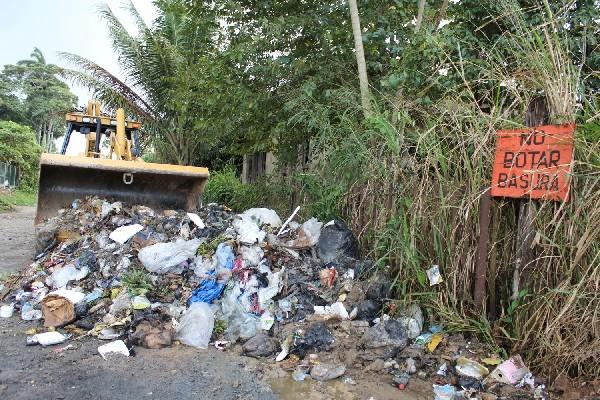 Una máquina retira  basura.