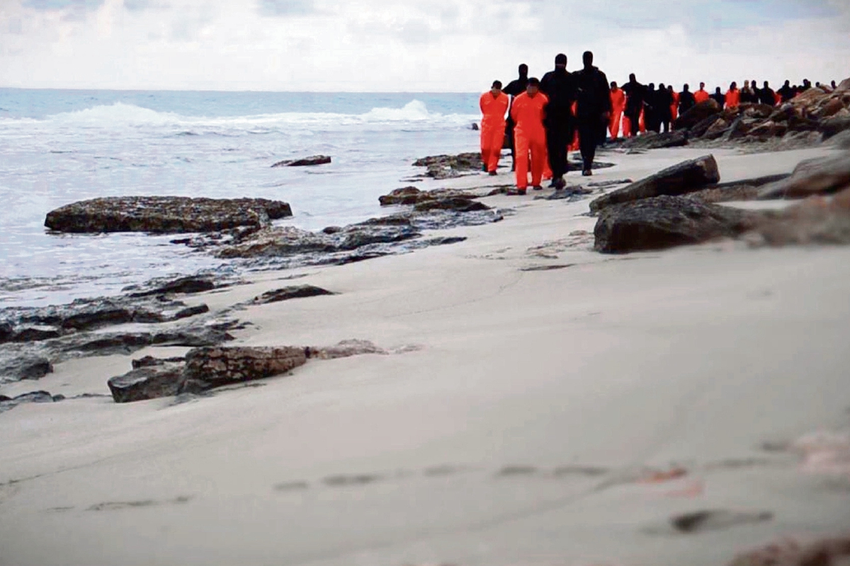 YIHADISTAS DEL Estado Islámico trasladan a rehenes cristianos coptos egipcios a la orilla del mar en Trípoli, Libia.