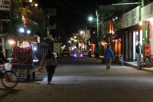 Vista nocturna de Panajachel, que muestra calles  sin muchos visitantes.