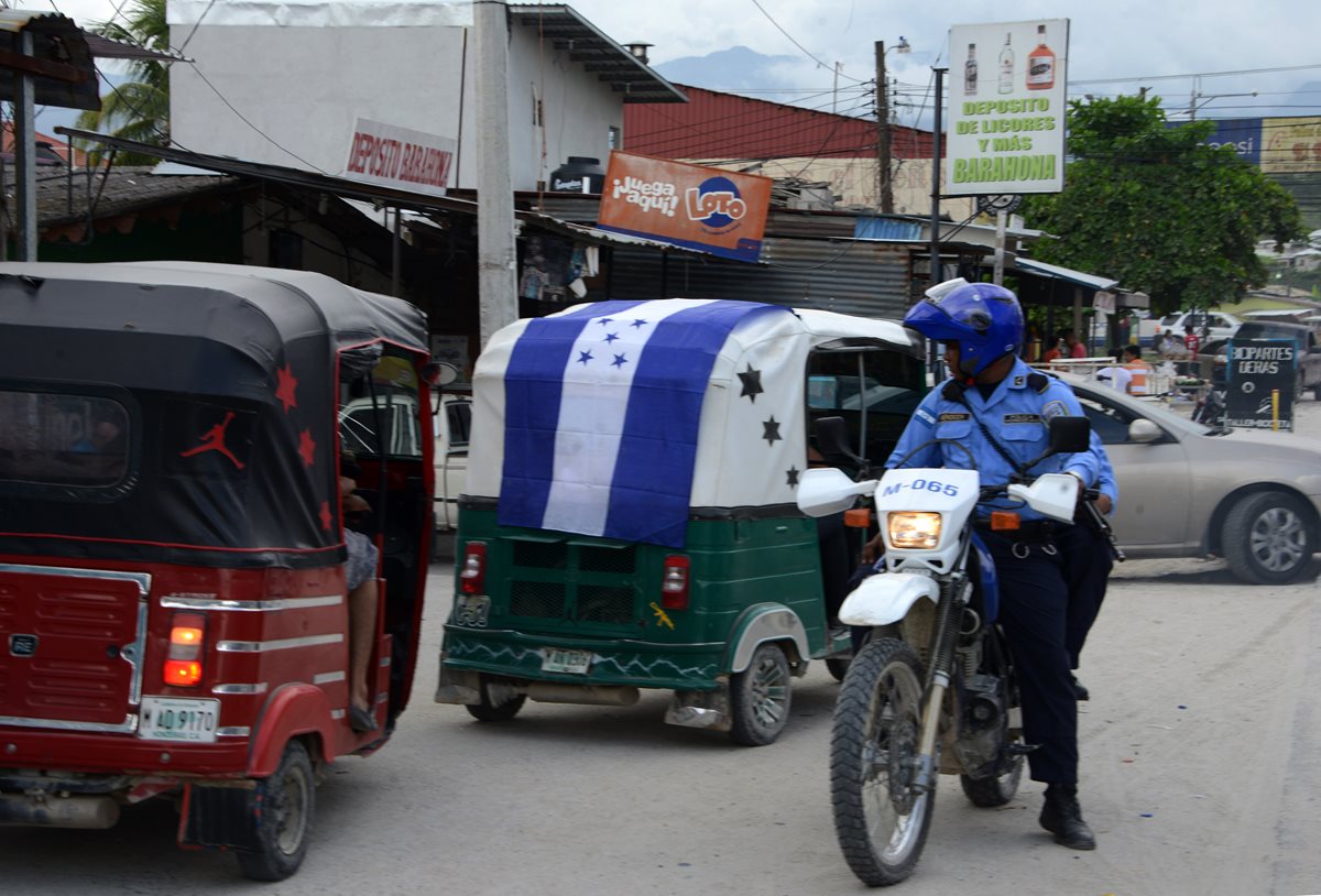 Un policía vigila en San Pedro Sula, capital de Honduras, considerado uno de los países más violentos del mundo. (Foto Prensa Libre: AFP).