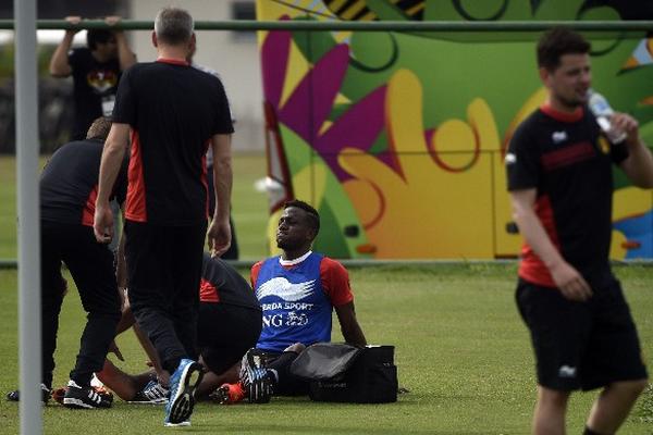 Divock Origi recibe asistencia médica al finalizar el entreno. (Foto Prensa Libre: AFP)