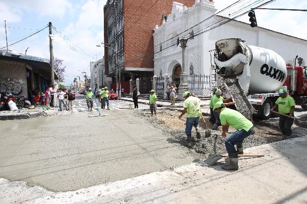 empleados municipales trabajan en el recapeo de la ciudad capital y colonias de la ciudad.