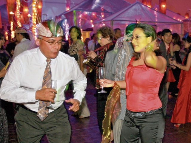 Algunos paquetes de celebración incluyen cena tipo bufé. (Foto Prensa Libre: OSCAR ESTRADA)