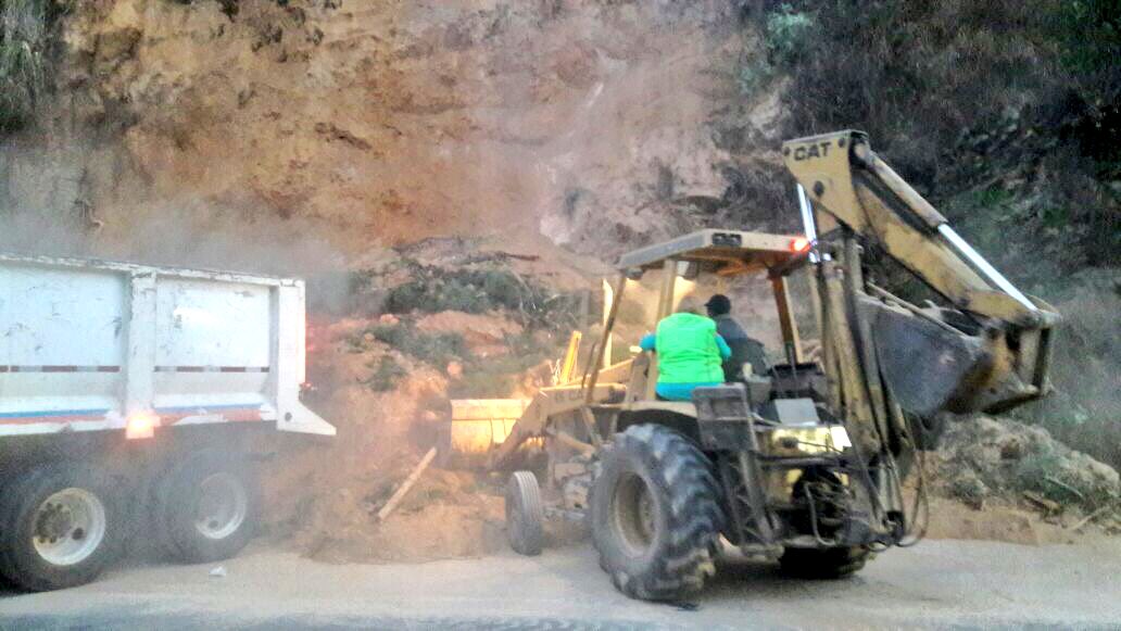 Hasta las 23.30 horas solo había un carril de paso hacia occidente. (Foto: @express_foto)