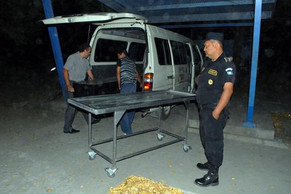 El cadáver de Anselma García Reyes es llevado a la morgue de El Progreso. (Foto Prensa Lilbre: Hugo Oliva)