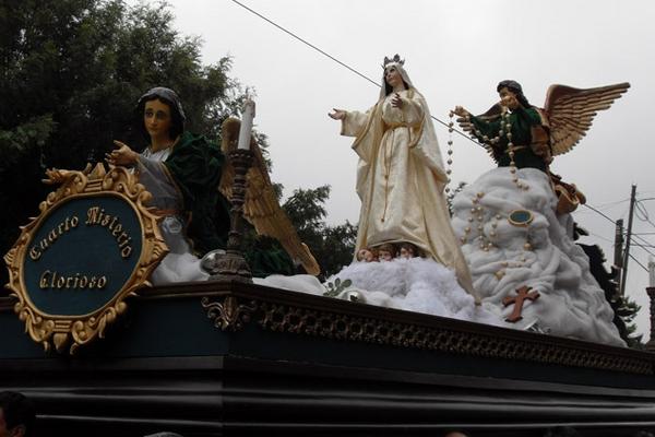 Imagen de la Virgen de la Asunción es llevada en procesión en Jocotenango, Sacatepéquez. (Foto Prensa Libre: José Rosales)<br _mce_bogus="1"/>