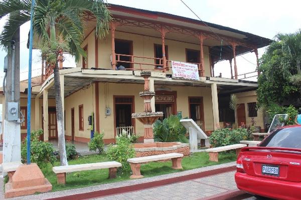 El diseño del nuevo edificio municipal será similar al actual, a petición de los vecinos, informó el alcalde Danilo Madrazo. (Foto Prensa Libre: Danilo López)