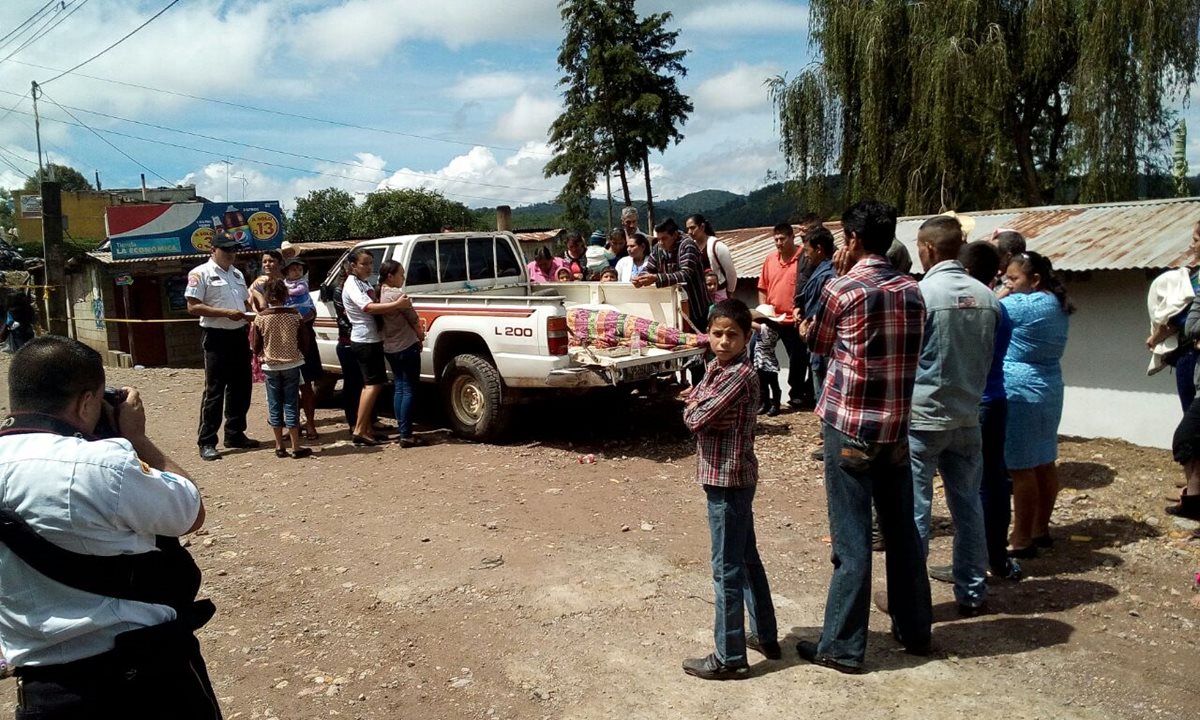 El cuerpo de Julián de Jesús Alvizurez del Cid quedó sobre la parte trasera de un picop, donde vecinos intentaron trasladaro a un hospital. (Foto Prensa Libre: Érick Ávila)