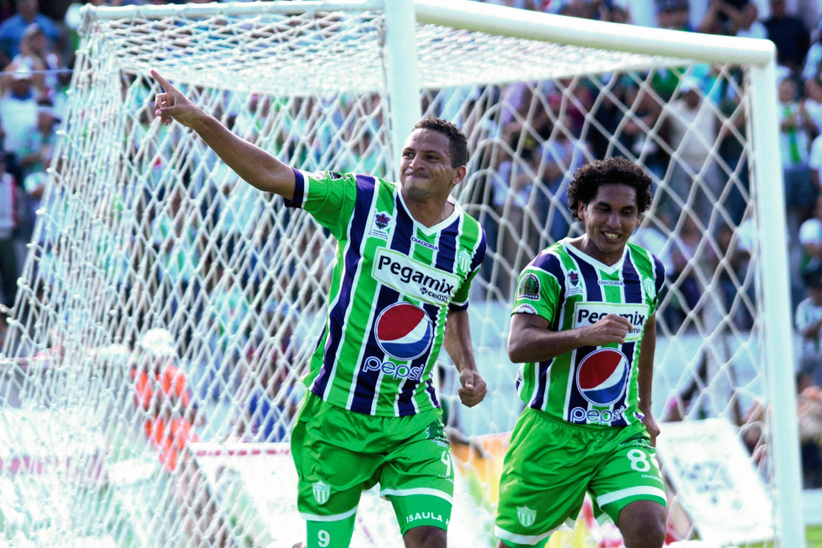 Óscar Isaula celebra su primera anotación de esta tarde ante Halcones. (Foto Prensa Libre:Norvin Mendoza)