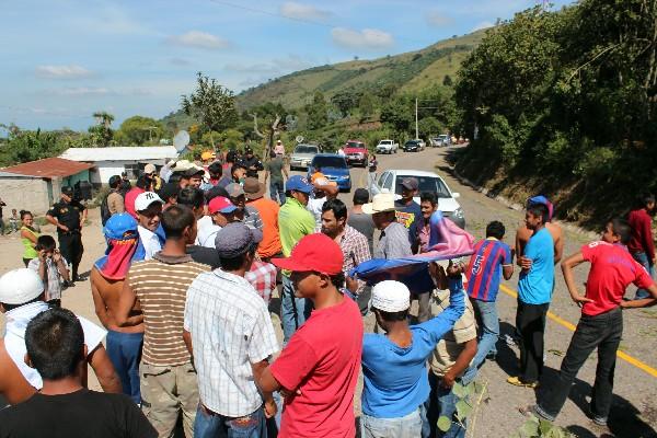 vecinos bloquean la carretera  a Jalapa, en demanda de que la comuna concluya proyecto.