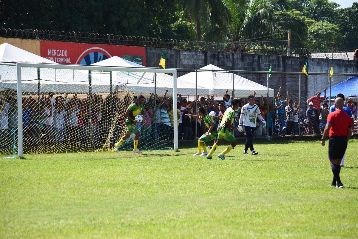 Este fue el primer penal que se marcó en el partido. (Foto Prensa Libre: Carlos Enrique Paredes)