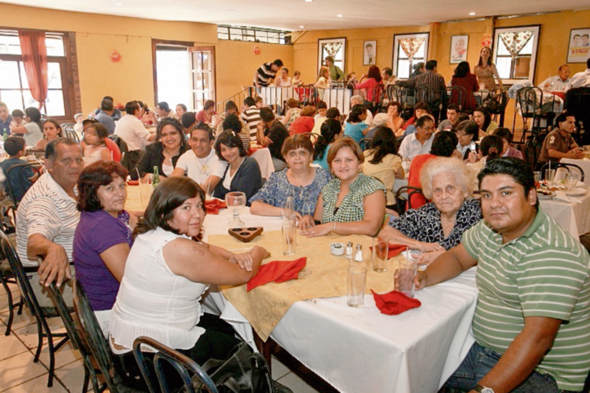 el 10  de mayo es la mejor fecha del año para los restaurantes. (Foto Prensa Libre: DANIEL HERRERA)