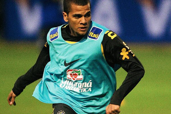 Dani Alves considera que la selección de Brasil debe mejorar. (Foto Prensa Libre: Hemeroteca PL)