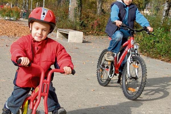 El niño deja de usar los ruedines de la bicicleta cuando sus padres le ayudan a adquirir confianza. (Foto Prensa Libre: Archivo)