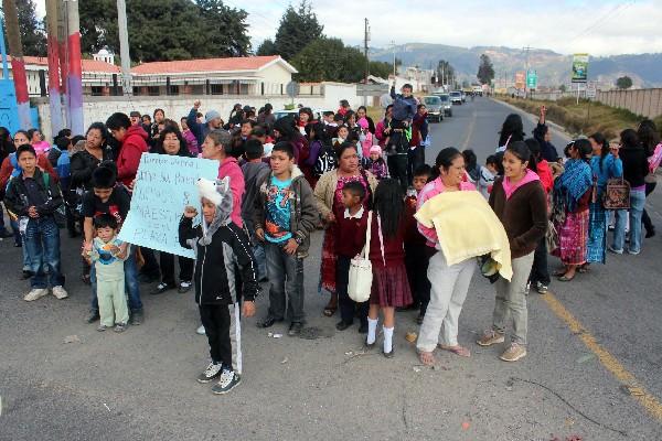 padres de familia obstaculizan ruta.