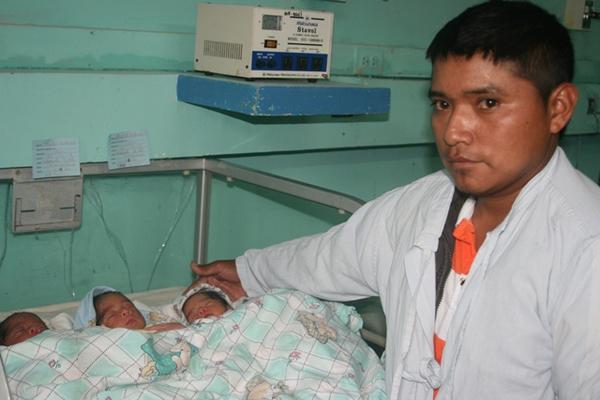 Juan Alberto Isem muestra a sus hijos que permanecen en el Hospital Regional de Cobán. (Foto Prensa Libre: Ángel Tax).