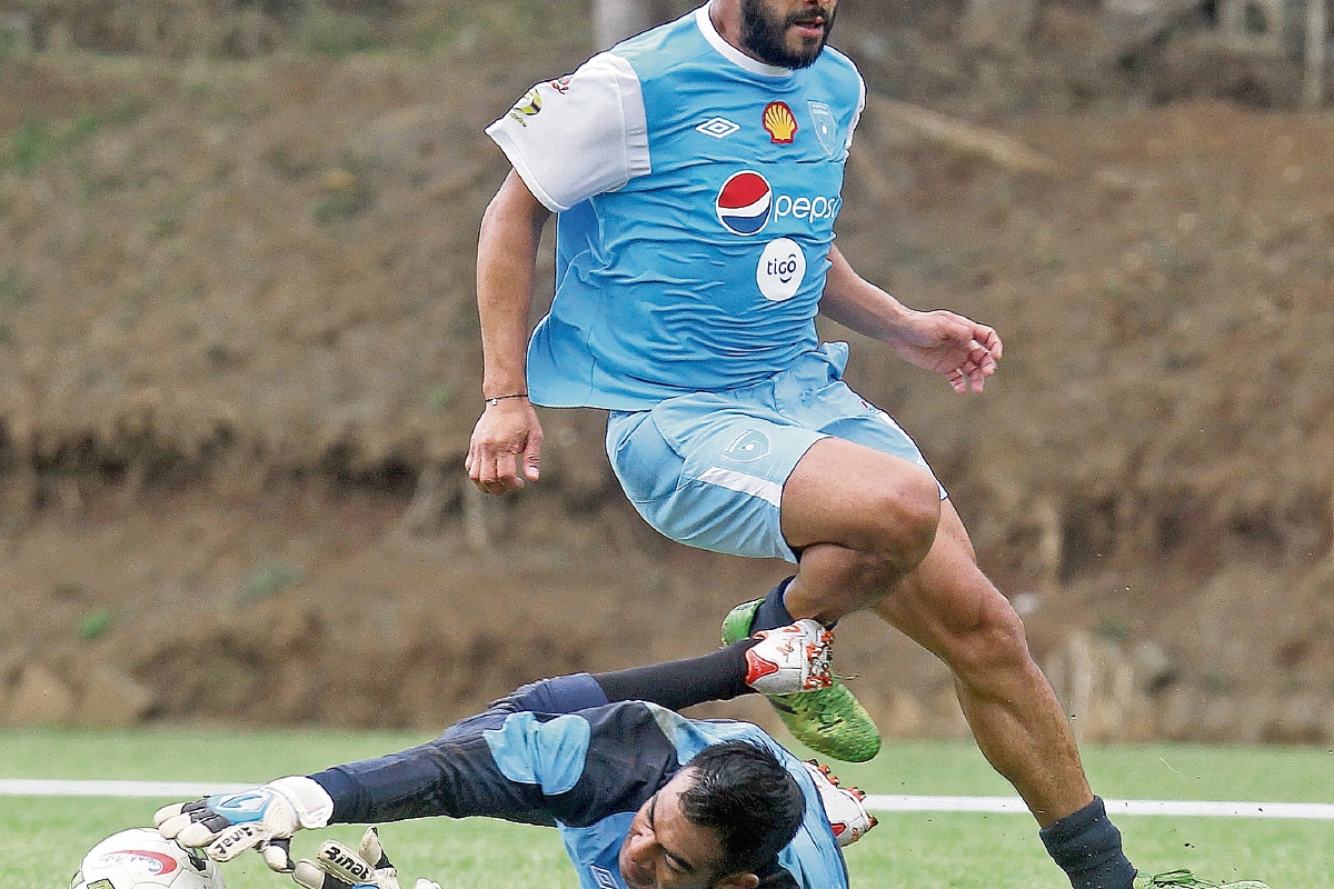 Carlos Ruiz y Paulo César Motta, ambos jugadores de Municipal, en el entrenamiento de Selección que realizó el martes 10 de febrero de 2015. (Foto Prensa Libre: Óscar Felipe Q)