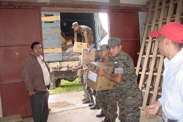 Soldados descargan  alimentos donados por el PMA para daminificados en  Quiché.