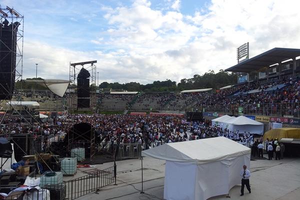 Más de 10 mill personas habían ingresado hasta las 17 horas al estadio Cementos Progreso. (Foto Prensa Libre: Esbin García)