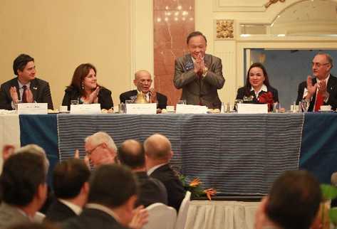 Gary C. K. Huang, presidente del Club Rotario Internacional, saluda,  durante la bienvenida que le ofrecieron ayer los rotarios guatemaltecos.