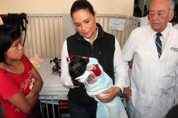 La vicepresidente Roxana Baldetti conoció a la pequeña en una visita que realizó al hospital de Quetzaltenango. (Foto Prensa Libre: Carlos Ventura)<br _mce_bogus="1"/>