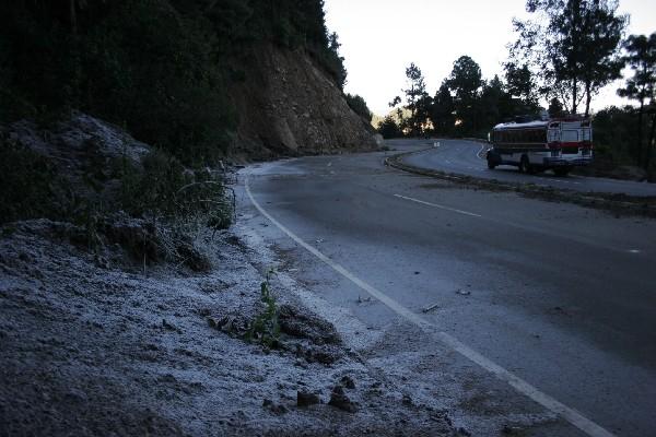 En la carretera de ingreso a la cabecera de  Sololá se puede apreciar una capa de escarcha, debido a   las bajas temperaturas.