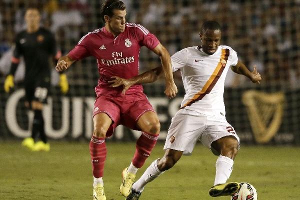 Bale pelea el balón con Keita durante el encuentro. (Foto Prensa Libre: EFE)