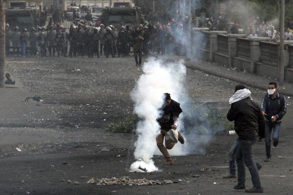 Siguen disturbios en el centro de El Cairo. (Foto Prensa Libre: EFE)