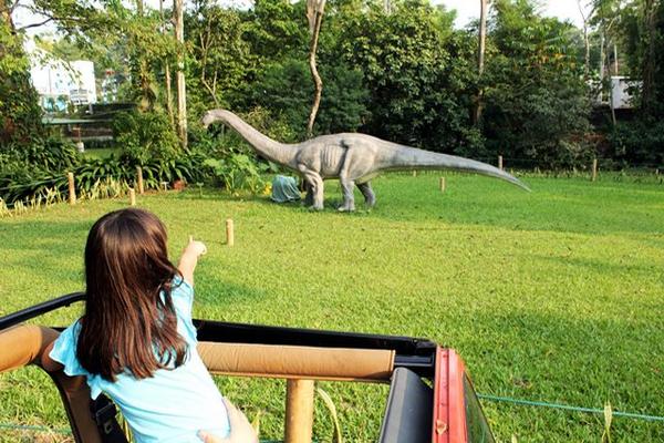 Una niña se divierte en el parque jurásico Dino Park, de la cabecera de Retalhuleu. (Foto Prensa Libre: Rolando Miranda)