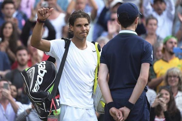 El tenista español Rafael Nadal abandona el campo tras ser derrotado por el australiano Nick Kyrgios en Wimbledon. (Foto Prensa Libre: EFE)