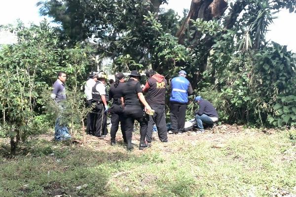 Fiscales del Ministerio Público realizan las diligencias respectivas luego del asesinado de un hombre en Villa Canales (Foto Prensa Libre: Erick Ávila)<br _mce_bogus="1"/>