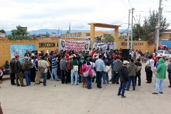 Salubristas  de  Quiché ocupan la sede del Área de Salud, en protesta por supuestos despidos.