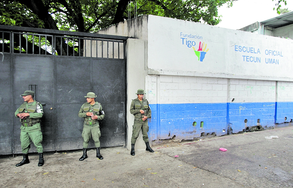 Ejercito de Guatemala patrullan por las instalaciones de las escuelas ubicadas en la Colonia Jocotales en la zona 6 de Chinautla debido a las extorsiones.    FotografÃ­a: Erick Avila.              18/08/2016